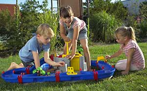 Kinder spielen mit AquaPlay